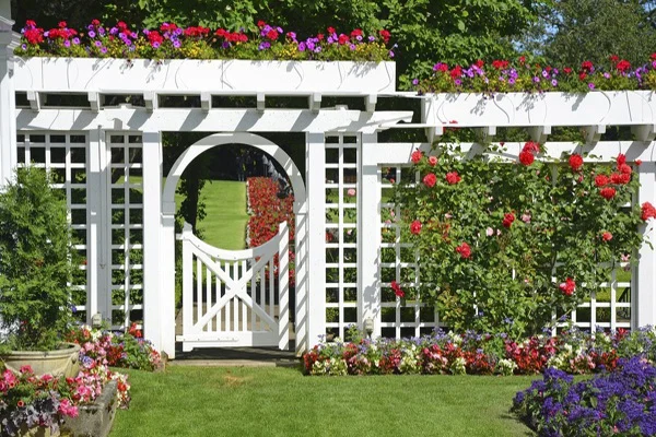 How Long Does a Vinyl Fence Last in Collinsville, IL